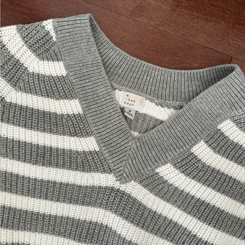 Women sweater size M oversized fit - Picture 3 of 3